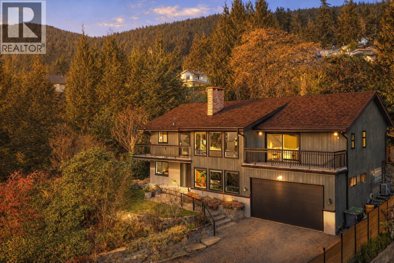 284 Montroyal Boulevard, North Vancouver, British Columbia  V7N 4E5 - Photo 2 - R3091175