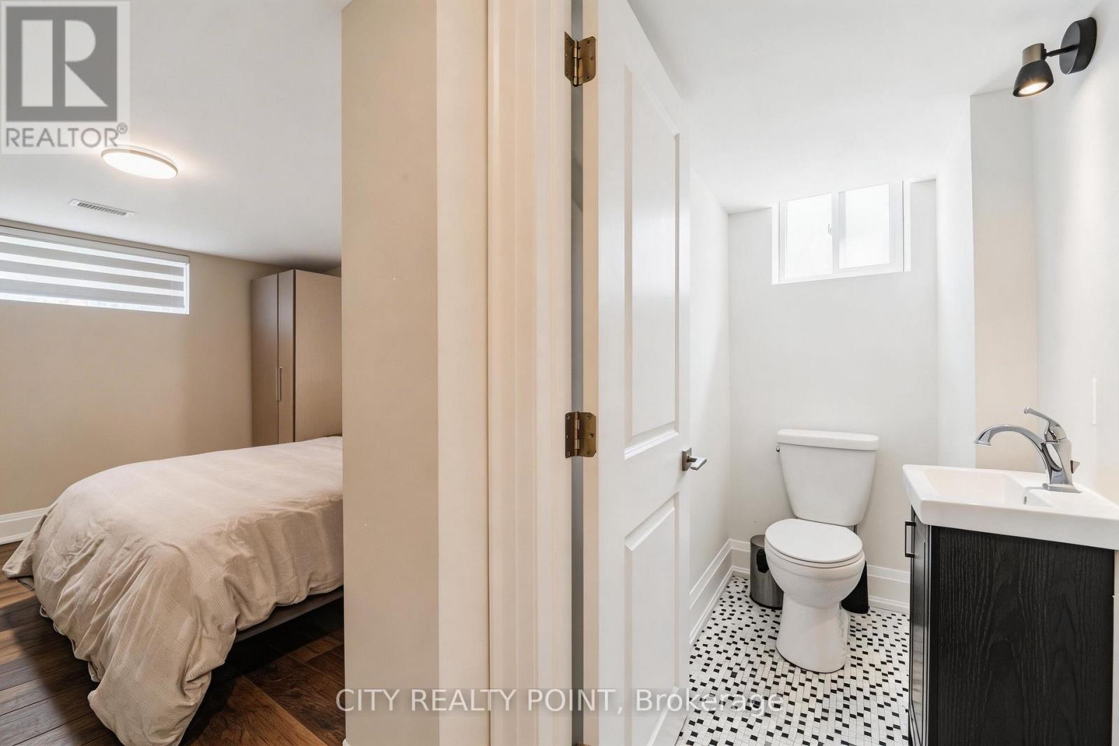 1371 Ogden Avenue, Mississauga, Ontario  L5E 2H7 - Photo 30 - W12989274