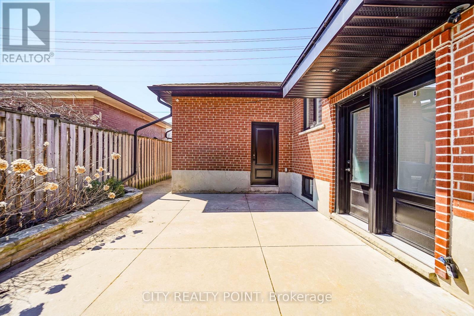 1371 Ogden Avenue, Mississauga, Ontario  L5E 2H7 - Photo 21 - W12989274