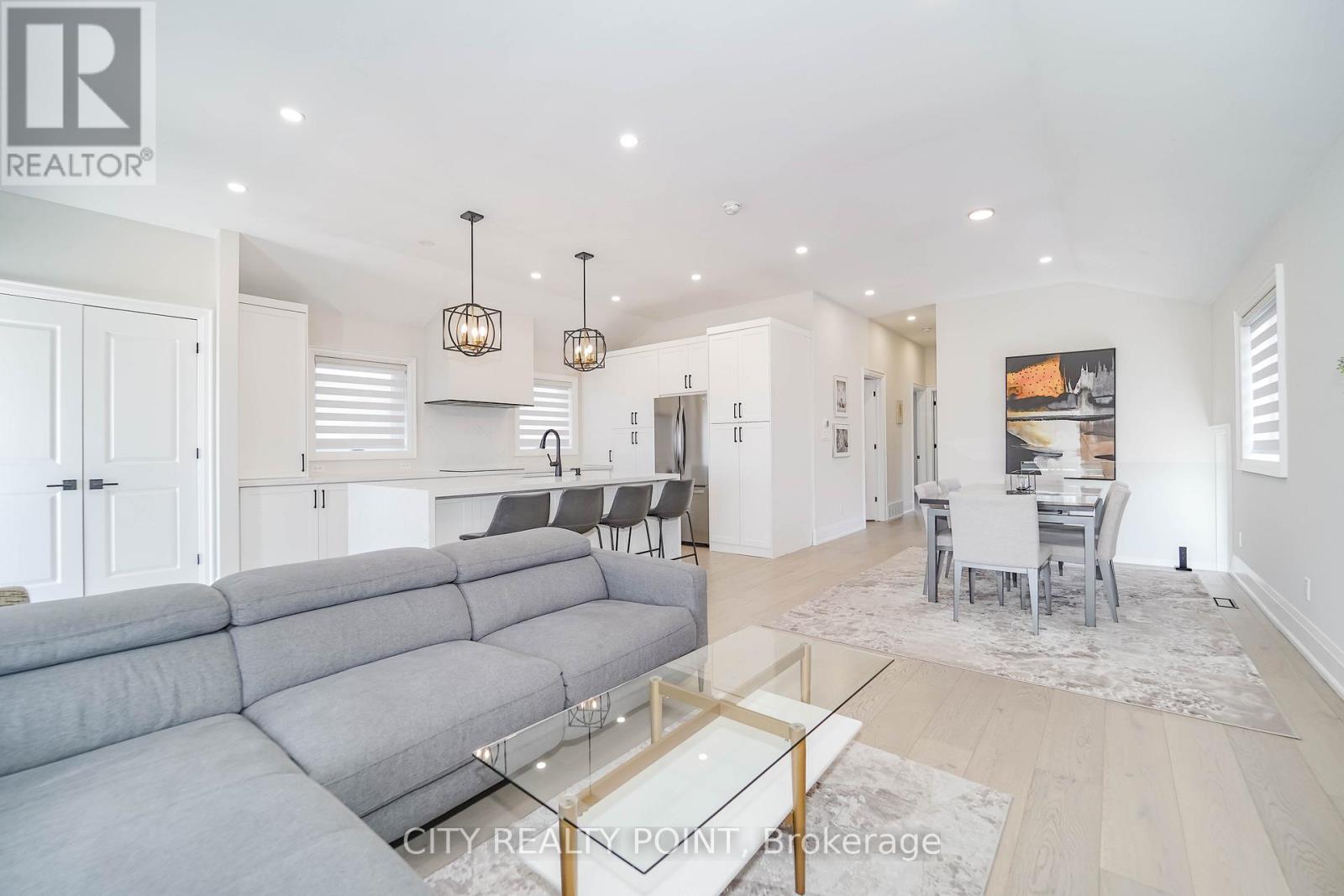 1371 Ogden Avenue, Mississauga, Ontario  L5E 2H7 - Photo 11 - W12989274