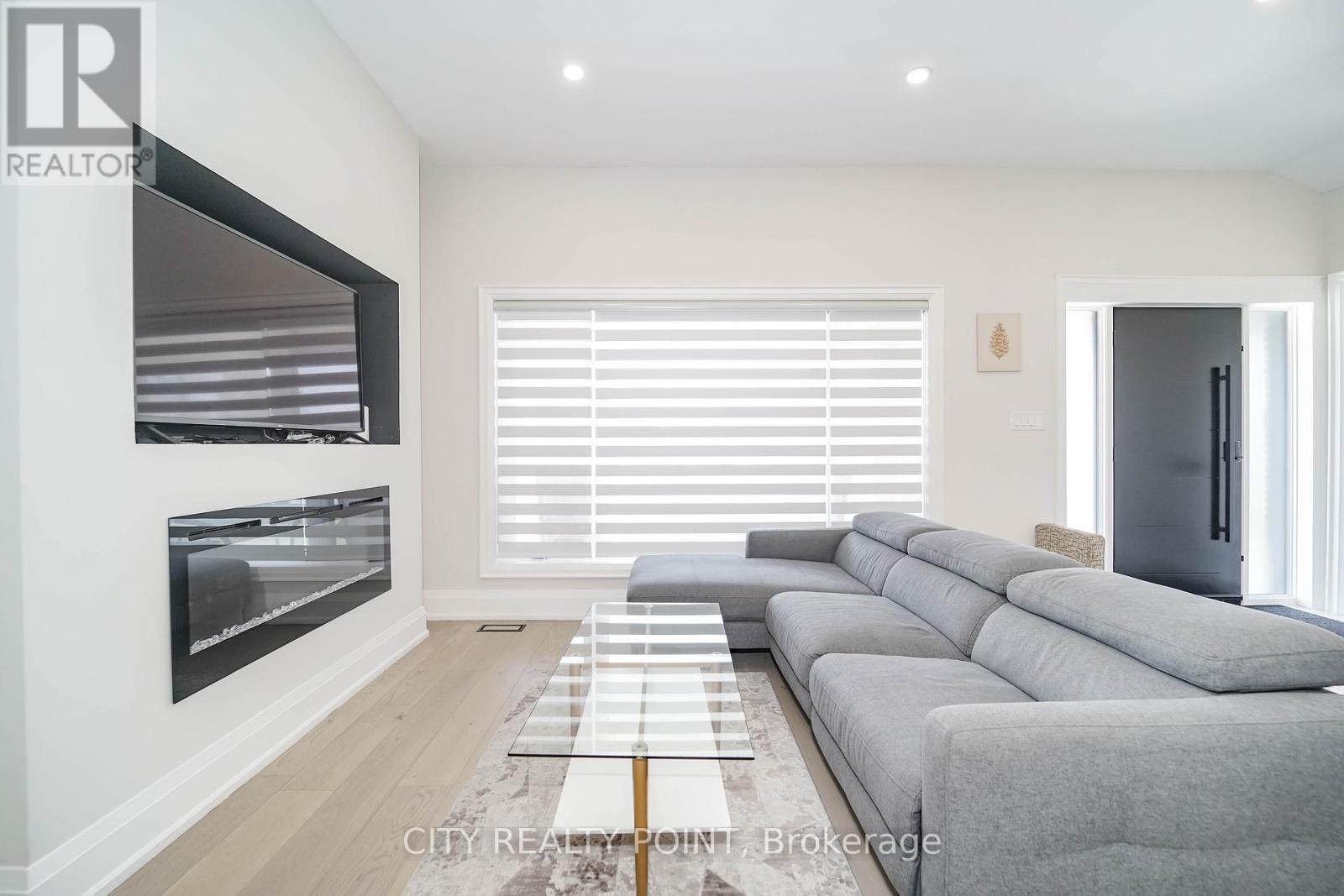 1371 Ogden Avenue, Mississauga, Ontario  L5E 2H7 - Photo 12 - W12989274