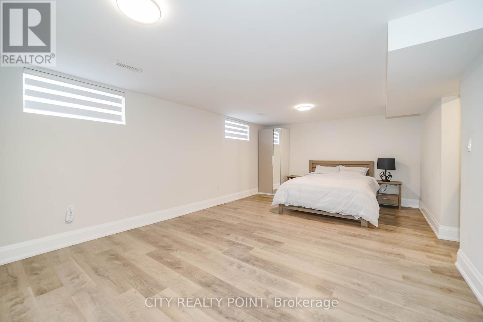 1371 Ogden Avenue, Mississauga, Ontario  L5E 2H7 - Photo 27 - W12989274