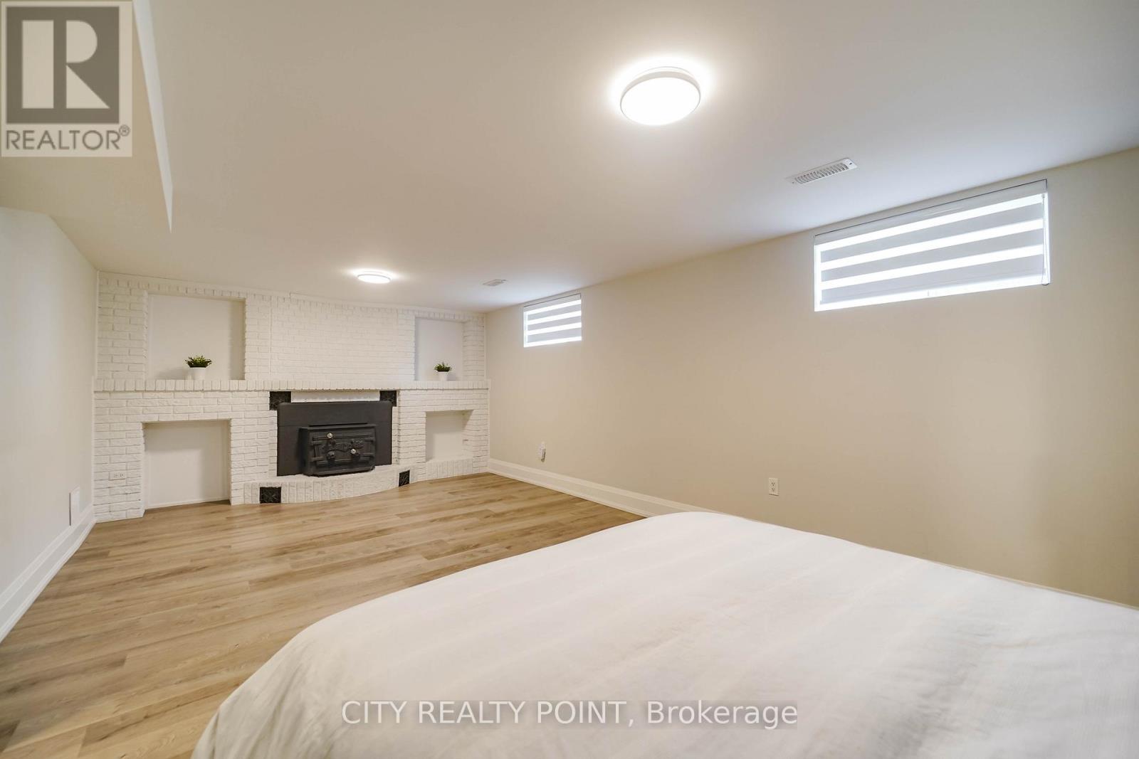 1371 Ogden Avenue, Mississauga, Ontario  L5E 2H7 - Photo 28 - W12989274