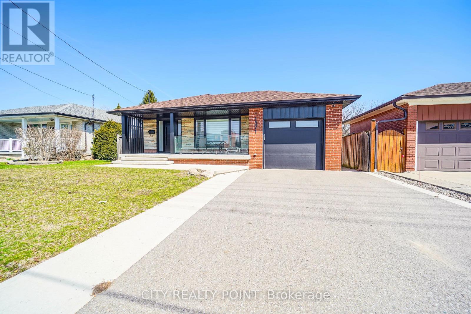 1371 Ogden Avenue, Mississauga, Ontario  L5E 2H7 - Photo 4 - W12989274