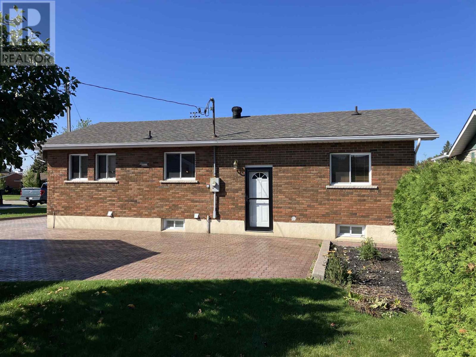 106 Superior Dr, Sault Ste. Marie, Ontario  P6B 4K8 - Photo 2 - SM260537