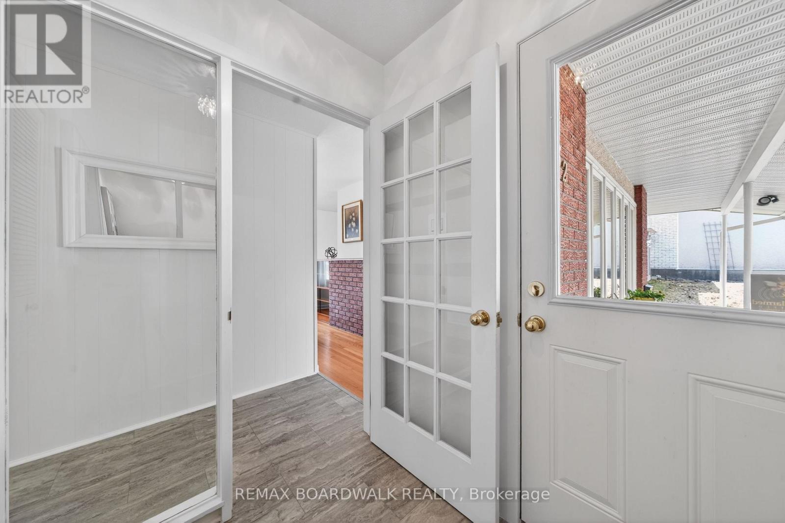 32 Bowmoor Avenue, Ottawa, Ontario  K2E 6M4 - Photo 6 - X12989912