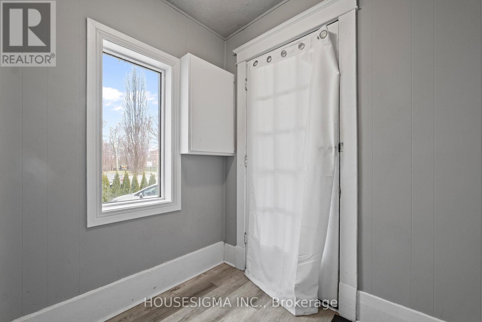 Upper - 66 Grand Avenue, London South, Ontario  N6C 1L7 - Photo 2 - X12990056