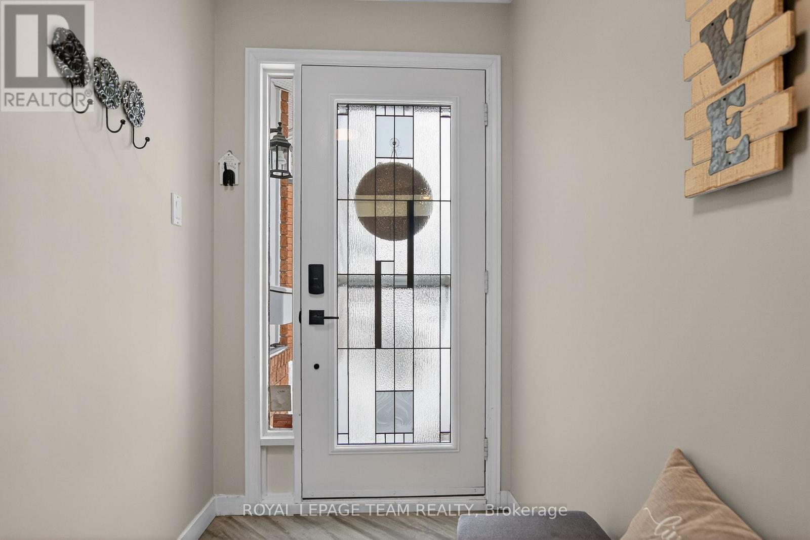 20 River Oaks Court, Ottawa, Ontario  K2S 1L3 - Photo 4 - X12949396