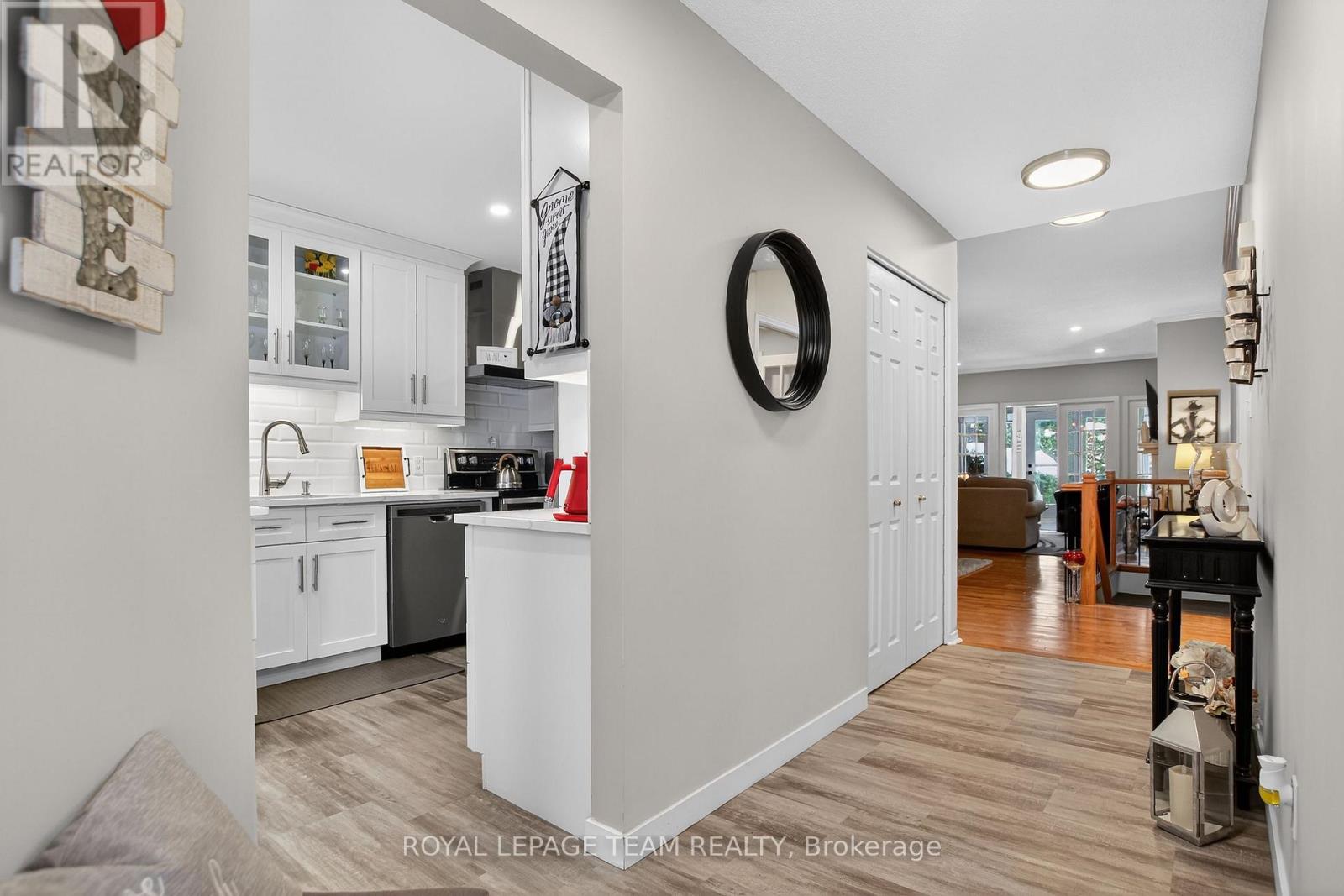 20 River Oaks Court, Ottawa, Ontario  K2S 1L3 - Photo 5 - X12949396