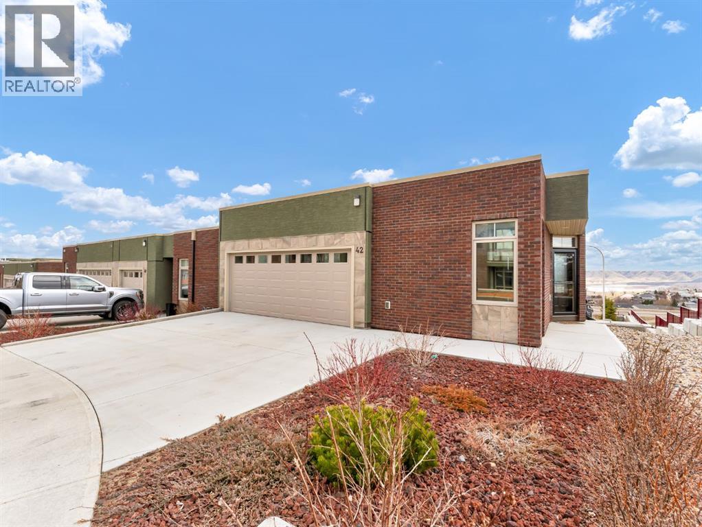 42 Palisades Lane Ne, Medicine Hat, Alberta  T1C 2B4 - Photo 2 - A2299081