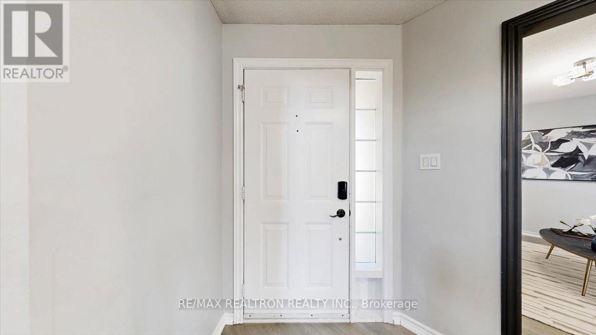 19 Tamarack Trail, Barrie, Ontario  L4N 9S1 - Photo 4 - S12990004