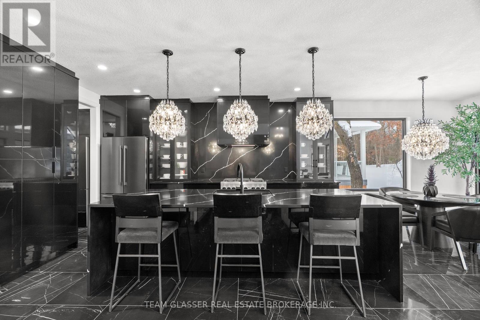 10143 Pinery Bluffs Road, Lambton Shores, Ontario  N0M 1T0 - Photo 9 - X12989504