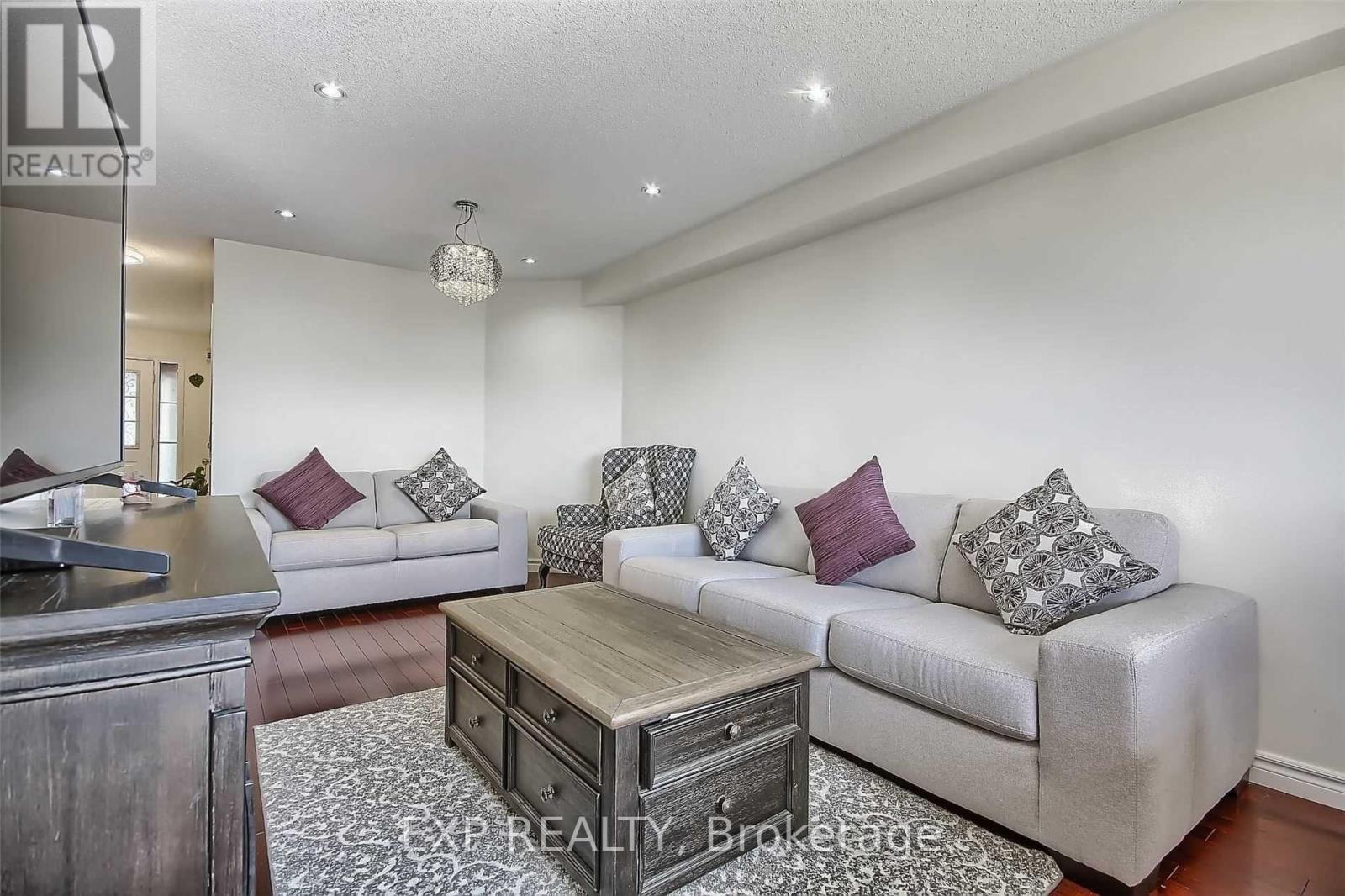 # Upper - 35h View Green Crescent, Toronto, Ontario  M9W 7E1 - Photo 14 - W12989948