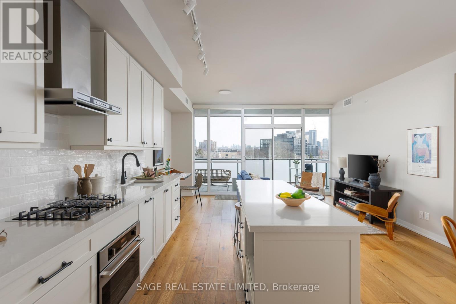 707 - 36 Howard Park Avenue, Toronto, Ontario  M6R 0A5 - Photo 2 - W12989950