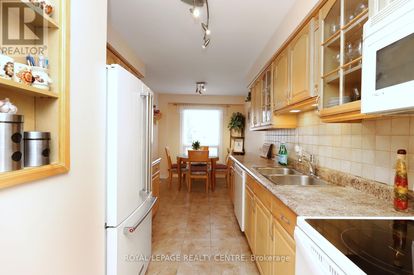 606 Hartfordshire Lane, Mississauga, Ontario  L5B 2X1 - Photo 10 - W12989952