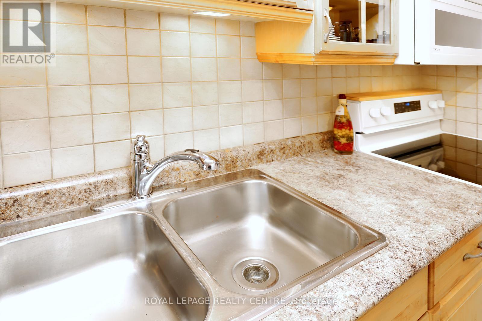 606 Hartfordshire Lane, Mississauga, Ontario  L5B 2X1 - Photo 11 - W12989952