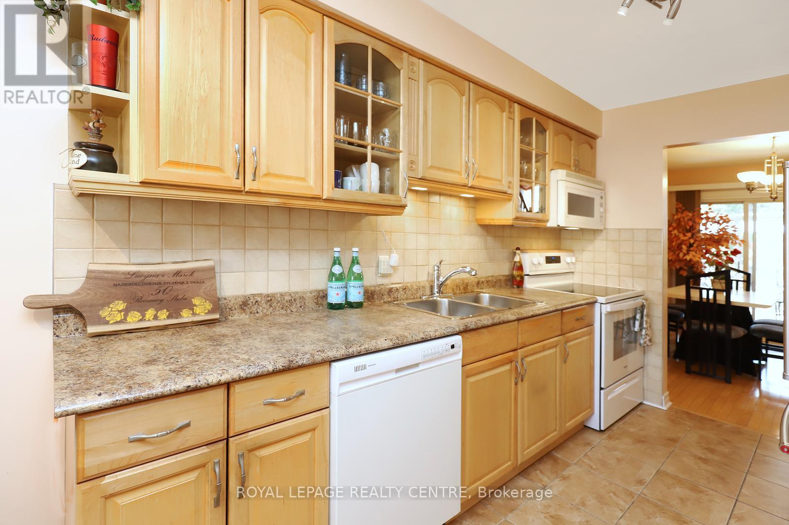 606 Hartfordshire Lane, Mississauga, Ontario  L5B 2X1 - Photo 12 - W12989952