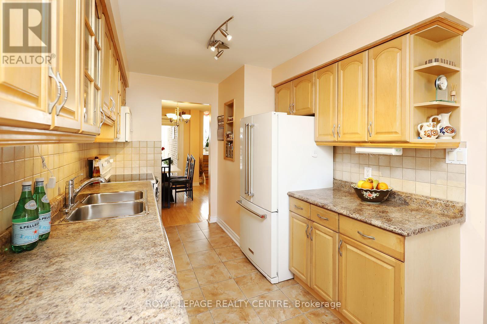 606 Hartfordshire Lane, Mississauga, Ontario  L5B 2X1 - Photo 13 - W12989952