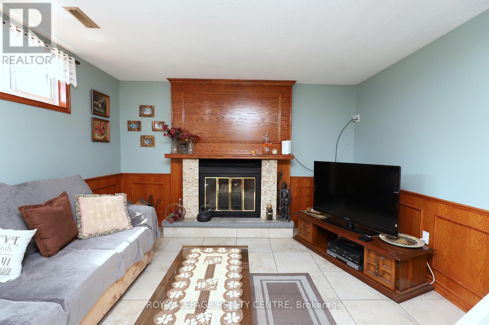 606 Hartfordshire Lane, Mississauga, Ontario  L5B 2X1 - Photo 19 - W12989952