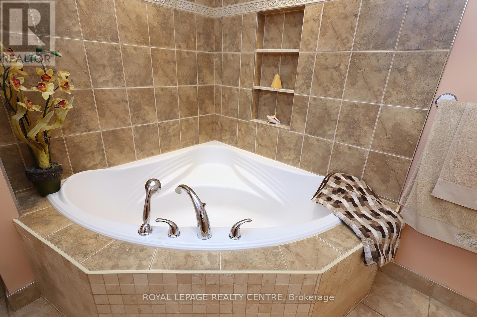 606 Hartfordshire Lane, Mississauga, Ontario  L5B 2X1 - Photo 27 - W12989952