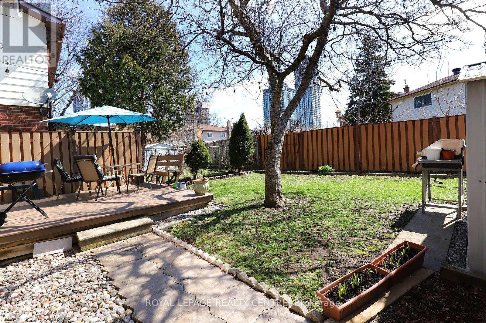 606 Hartfordshire Lane, Mississauga, Ontario  L5B 2X1 - Photo 33 - W12989952