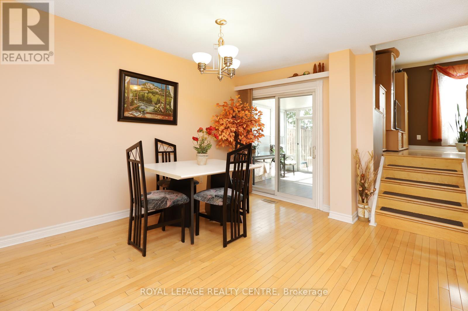 606 Hartfordshire Lane, Mississauga, Ontario  L5B 2X1 - Photo 5 - W12989952