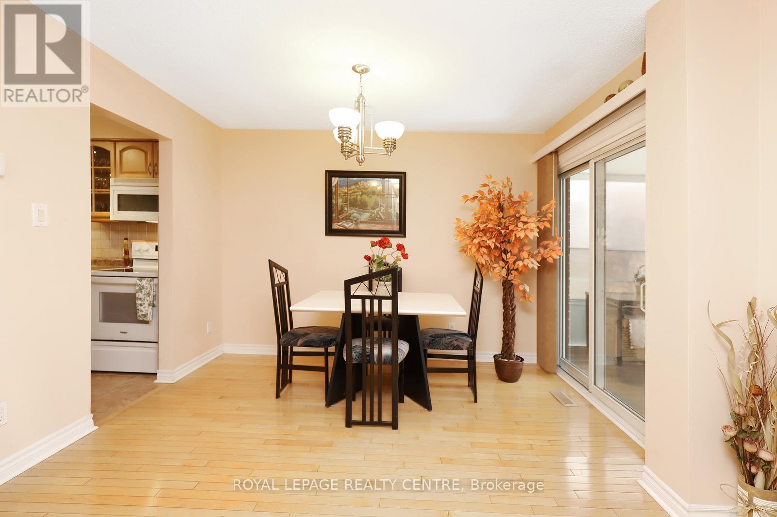 606 Hartfordshire Lane, Mississauga, Ontario  L5B 2X1 - Photo 6 - W12989952