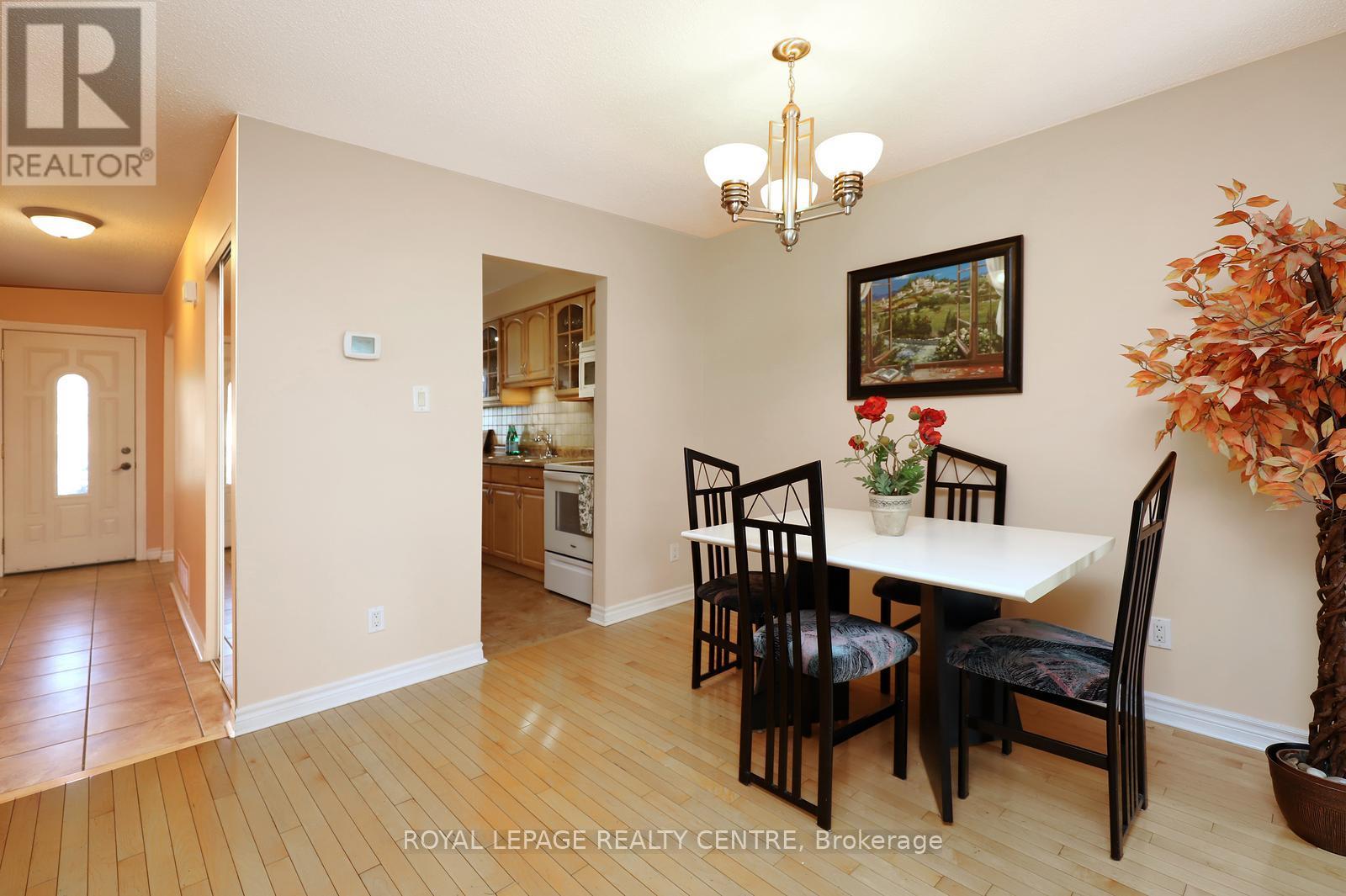 606 Hartfordshire Lane, Mississauga, Ontario  L5B 2X1 - Photo 7 - W12989952