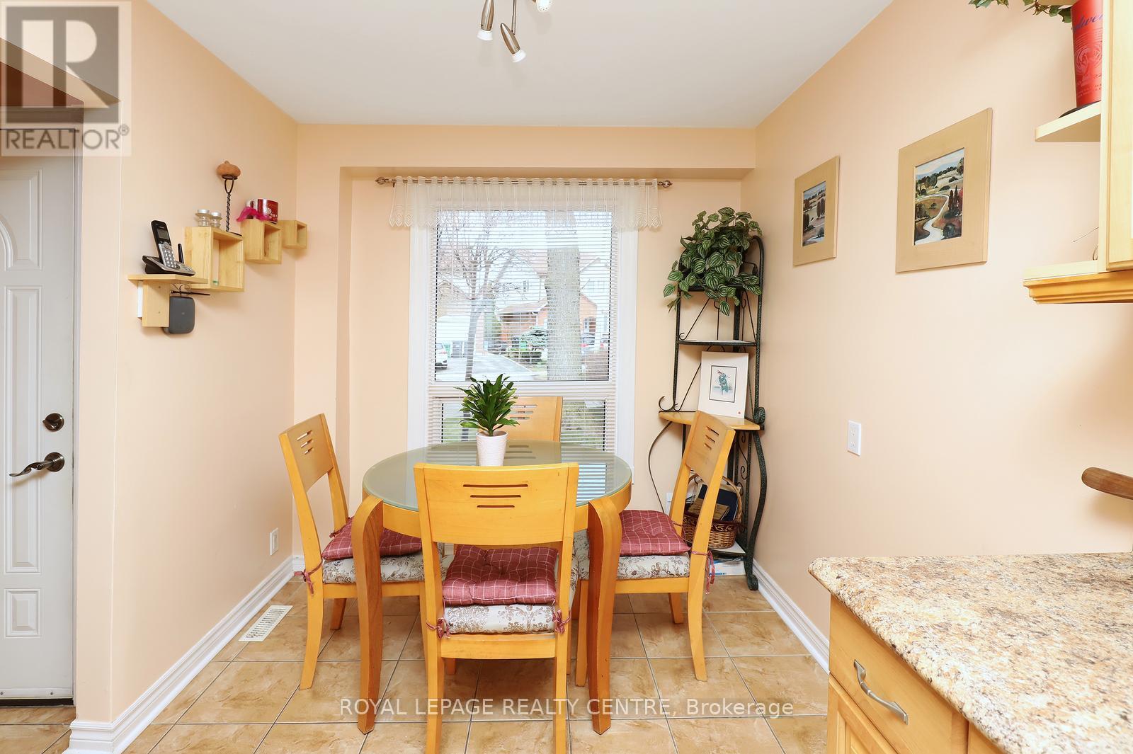 606 Hartfordshire Lane, Mississauga, Ontario  L5B 2X1 - Photo 8 - W12989952