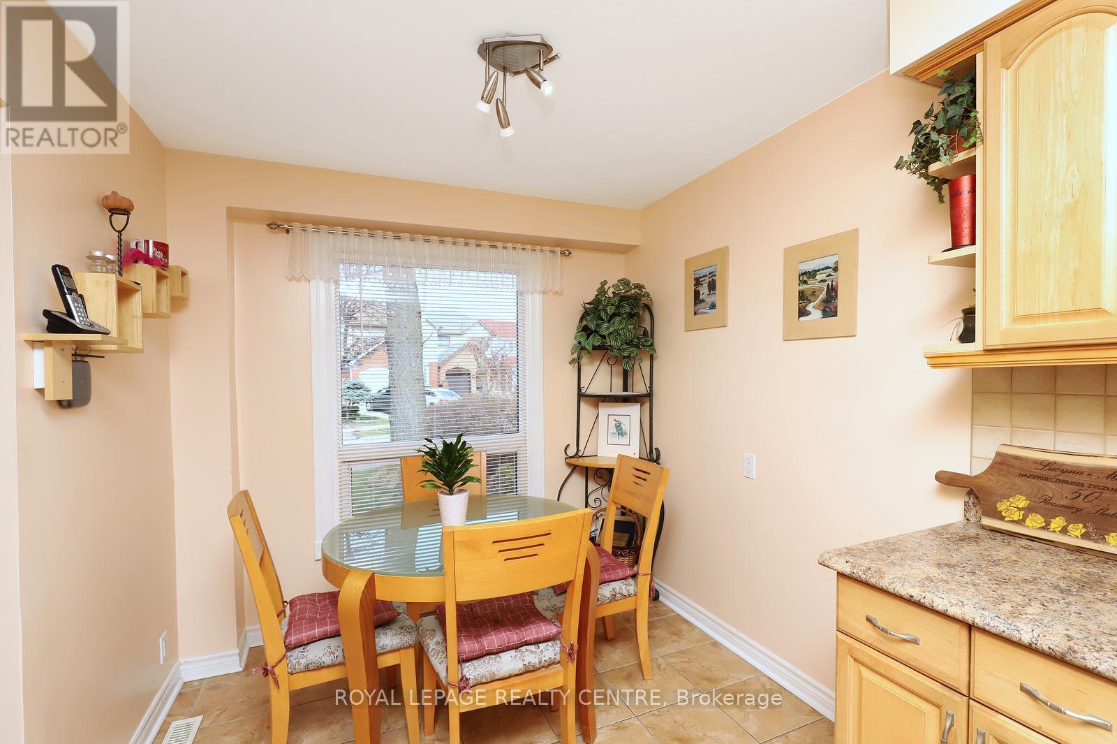 606 Hartfordshire Lane, Mississauga, Ontario  L5B 2X1 - Photo 9 - W12989952