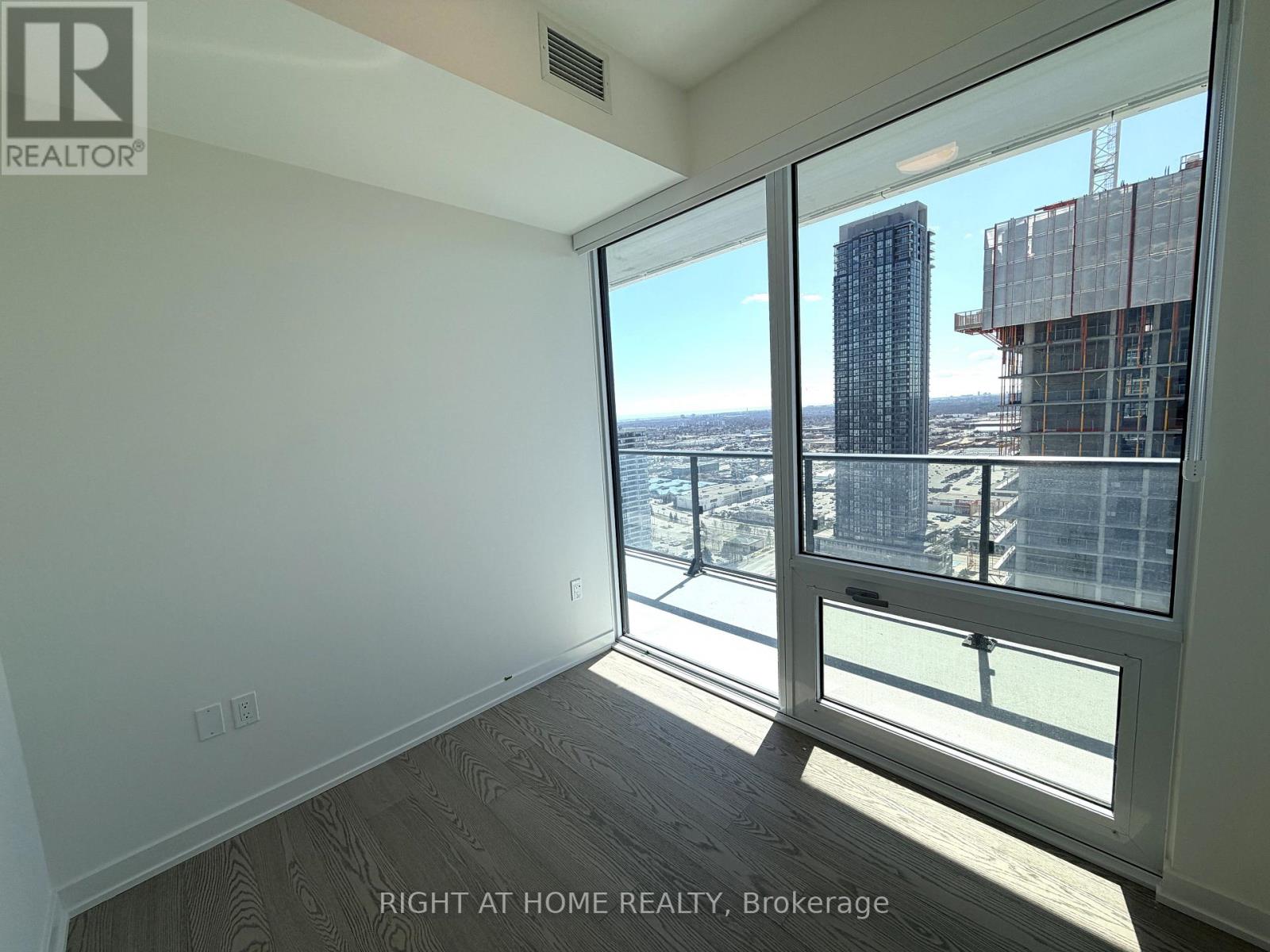 2511 - 448 Burnhamthorpe Road W, Mississauga, Ontario  L5B 0R4 - Photo 10 - W12989996