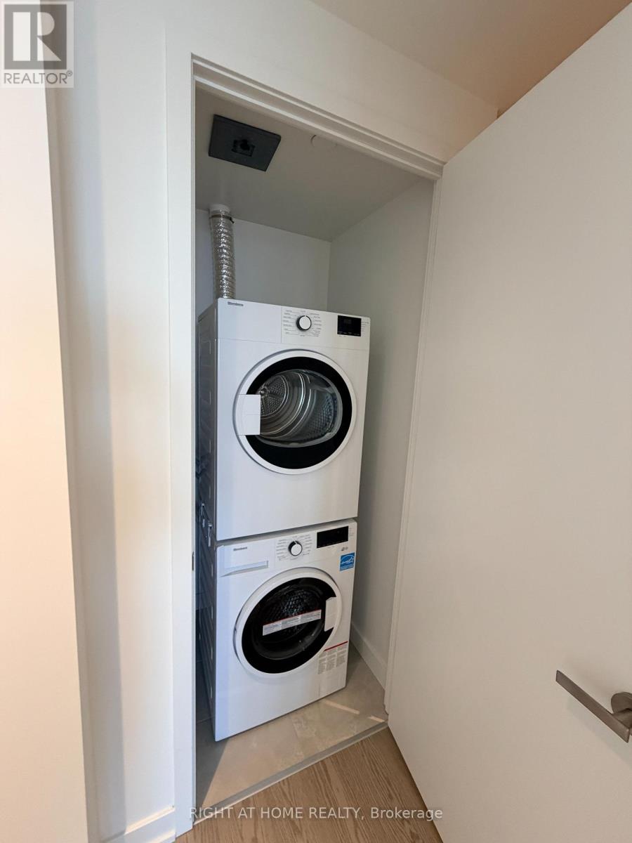 2511 - 448 Burnhamthorpe Road W, Mississauga, Ontario  L5B 0R4 - Photo 11 - W12989996