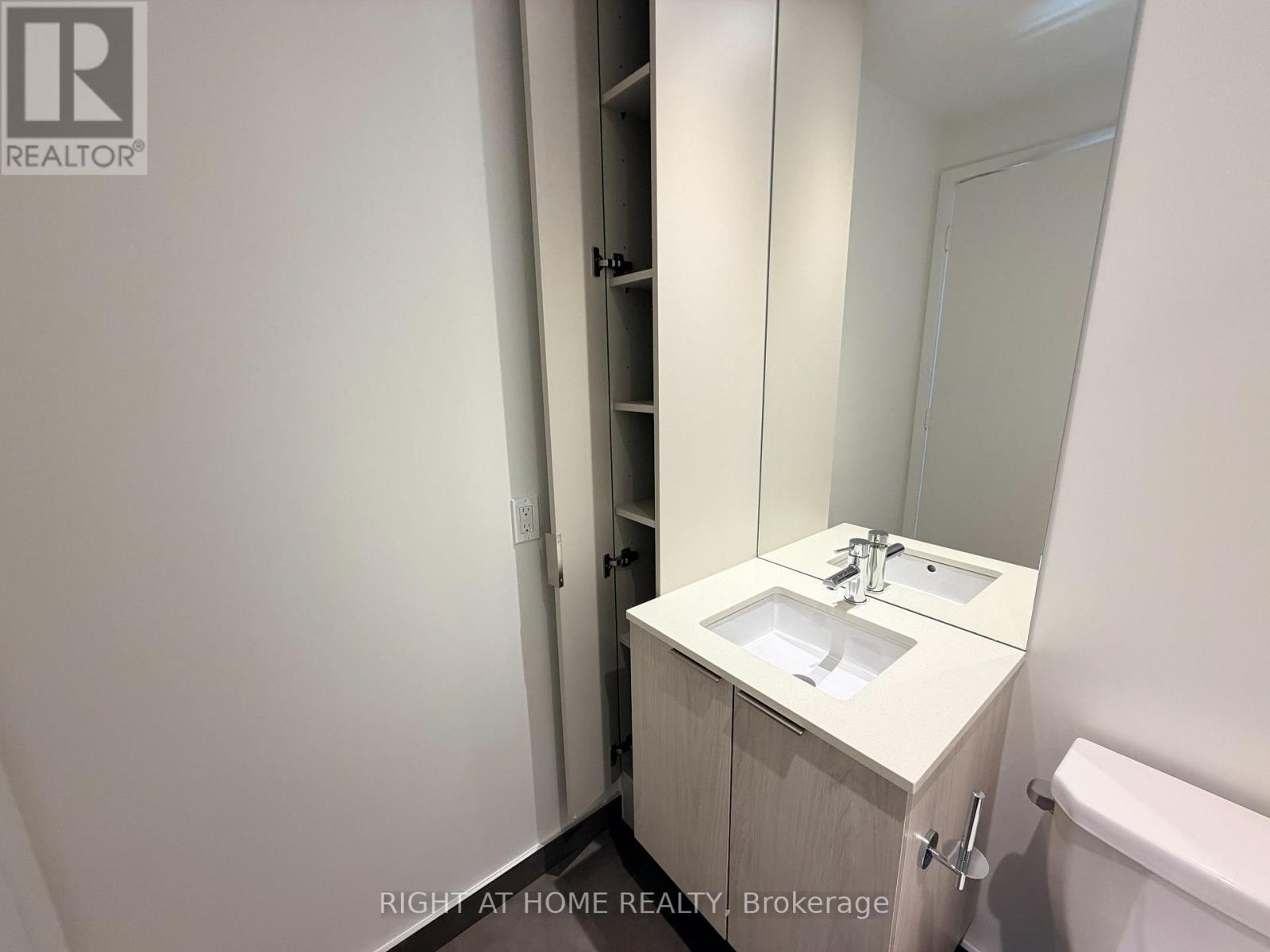 2511 - 448 Burnhamthorpe Road W, Mississauga, Ontario  L5B 0R4 - Photo 14 - W12989996