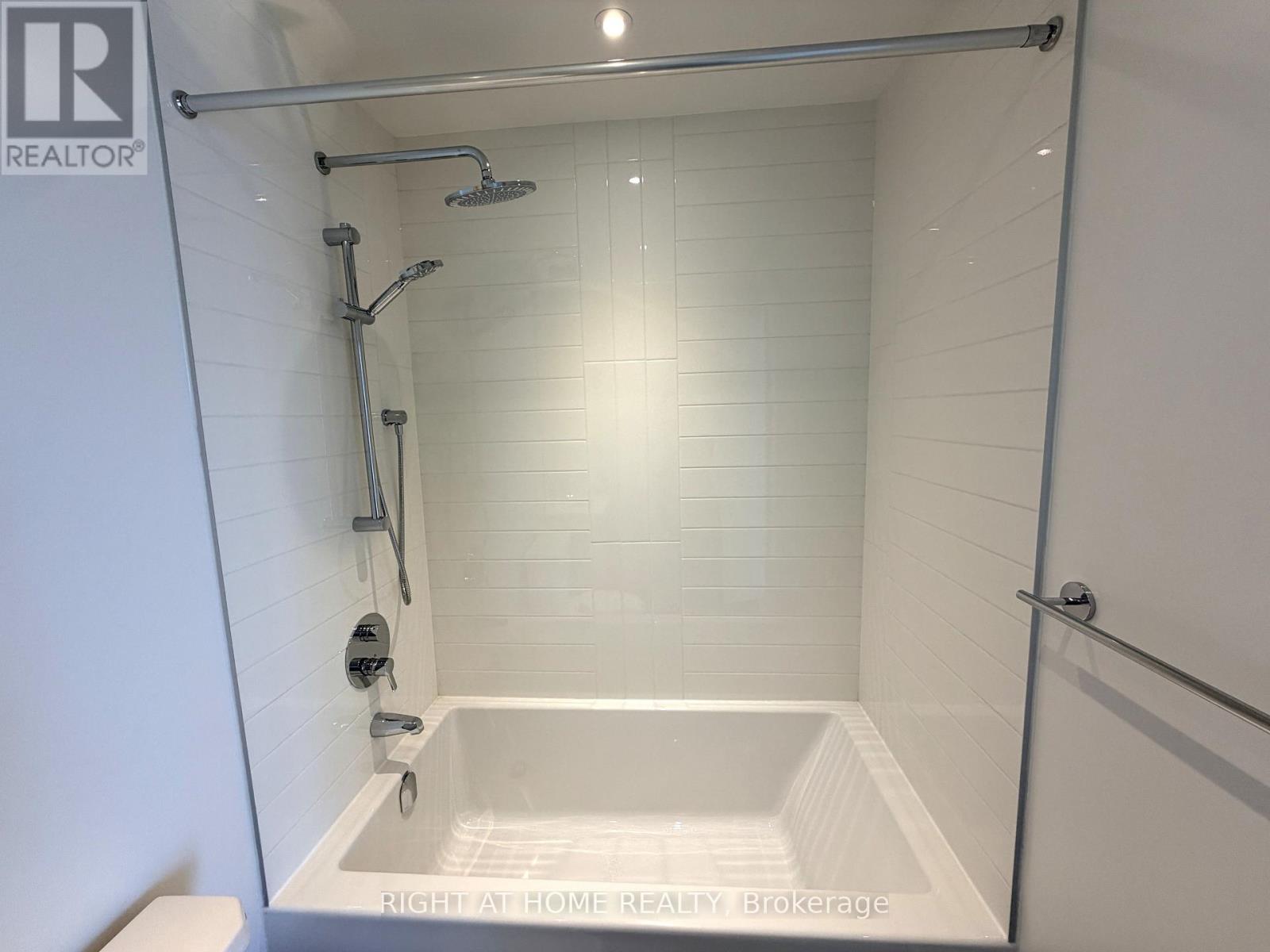 2511 - 448 Burnhamthorpe Road W, Mississauga, Ontario  L5B 0R4 - Photo 15 - W12989996