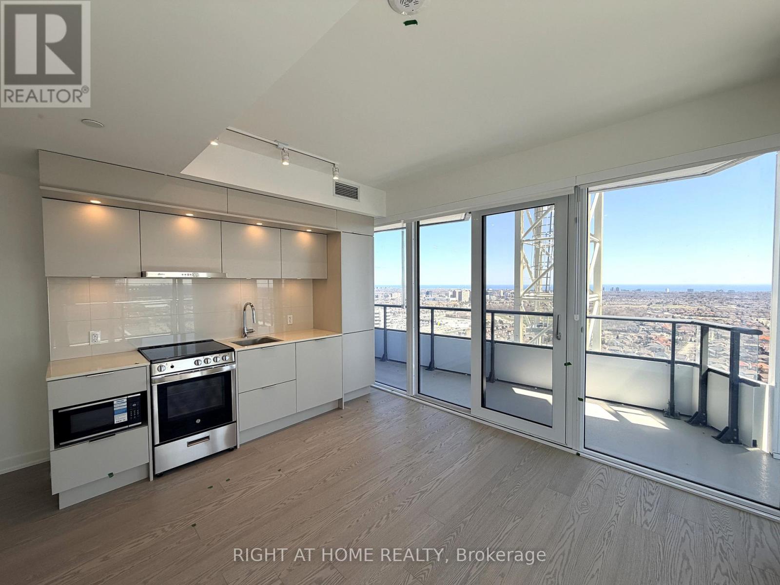 2511 - 448 Burnhamthorpe Road W, Mississauga, Ontario  L5B 0R4 - Photo 6 - W12989996