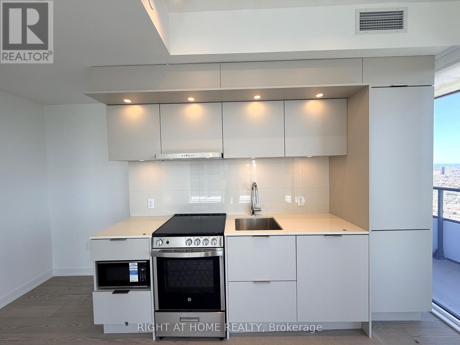 2511 - 448 Burnhamthorpe Road W, Mississauga, Ontario  L5B 0R4 - Photo 7 - W12989996