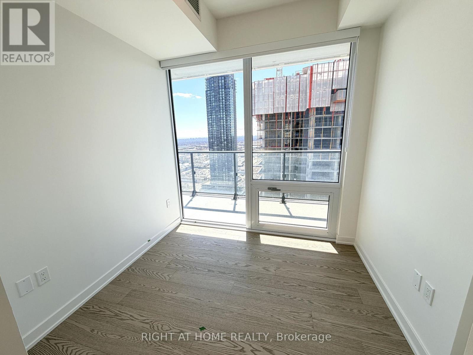 2511 - 448 Burnhamthorpe Road W, Mississauga, Ontario  L5B 0R4 - Photo 9 - W12989996