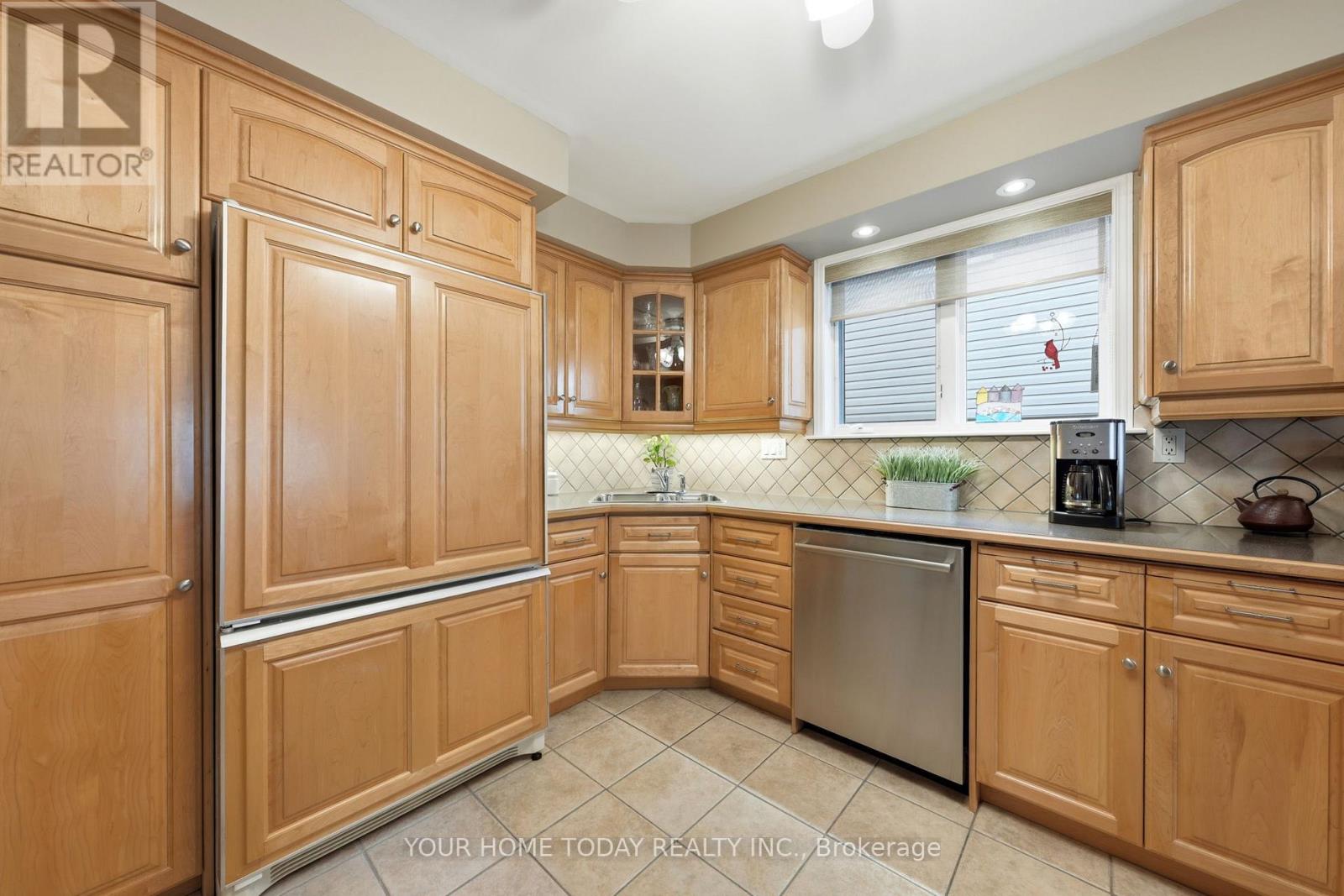 51 Faludon Drive, Halton Hills, Ontario  L7G 1H8 - Photo 12 - W12990074