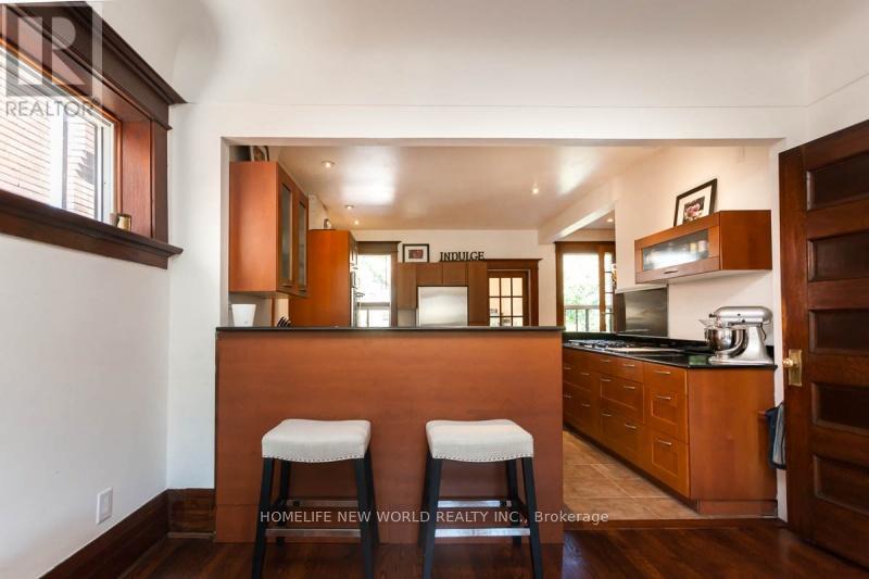 16 Laxton Avenue, Toronto, Ontario  M6K 1K9 - Photo 9 - W12990090