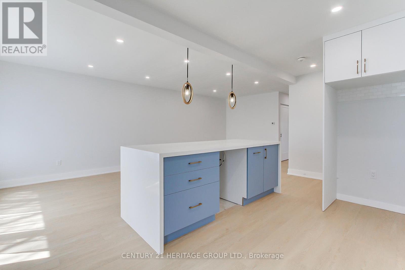 69 Marlin Court, Newmarket, Ontario  L3Y 2W7 - Photo 4 - N12984784