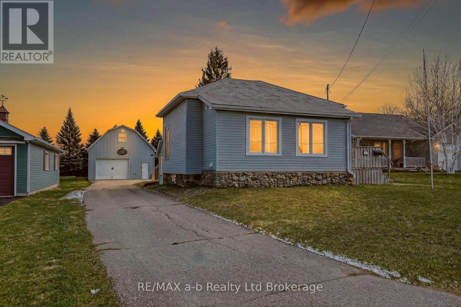 191 Whiting Street, Ingersoll, Ontario  N5C 3B6 - Photo 2 - X12969444