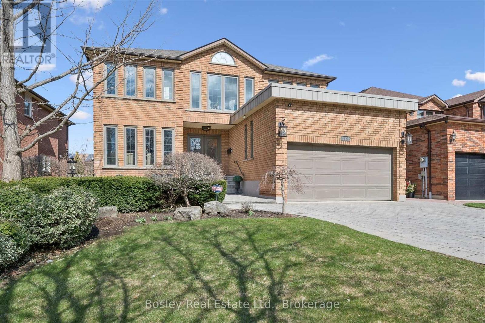 1217 Sugar Maple Court, Mississauga, Ontario  L4W 4P6 - Photo 2 - W12990456