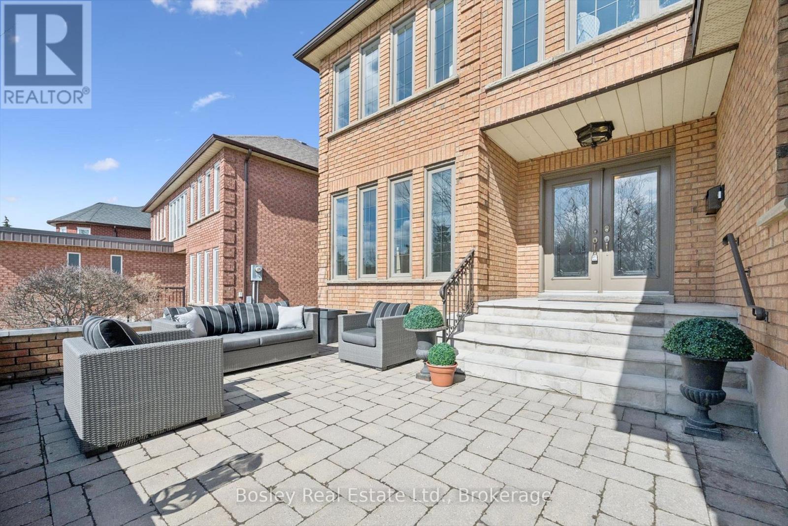 1217 Sugar Maple Court, Mississauga, Ontario  L4W 4P6 - Photo 3 - W12990456