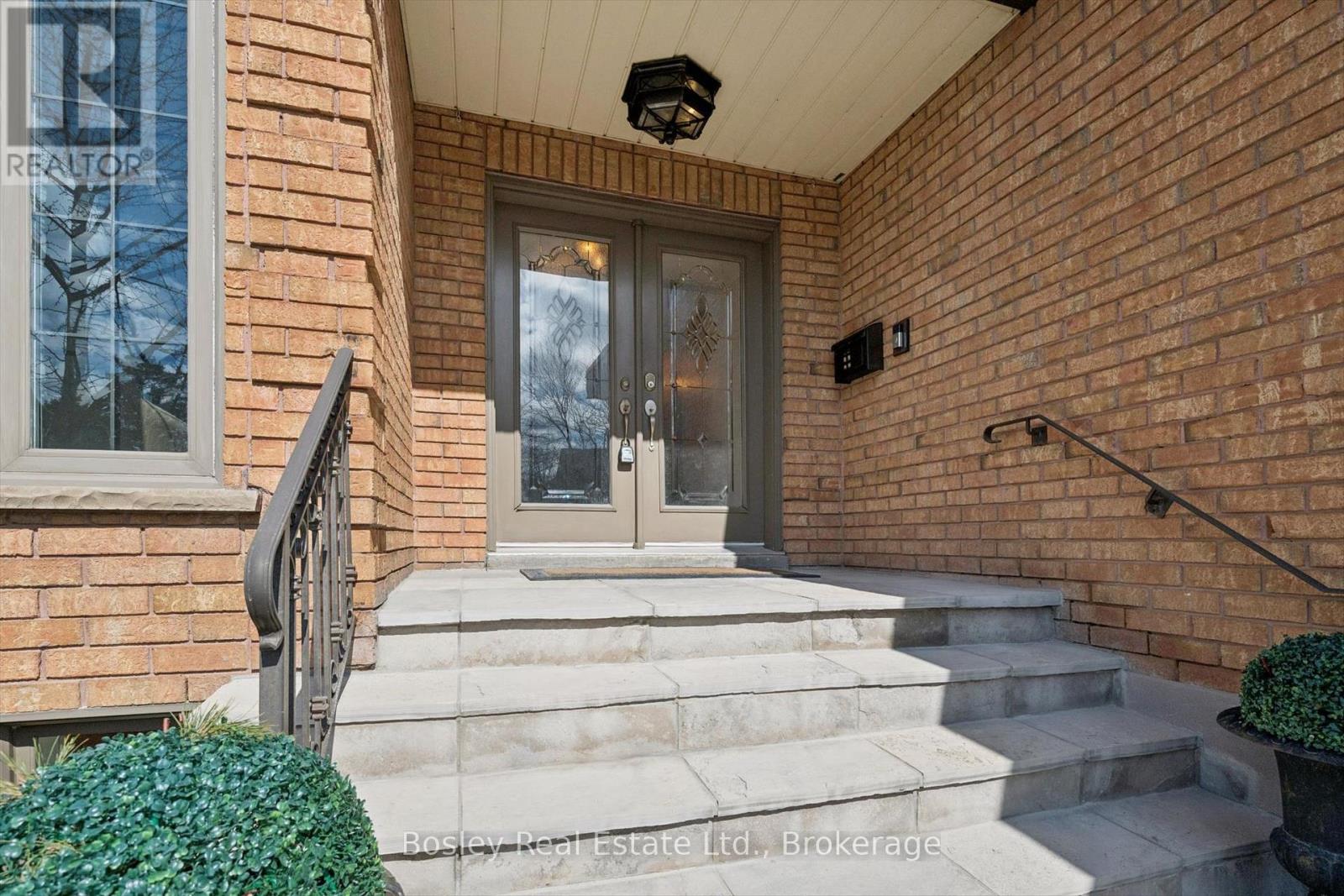 1217 Sugar Maple Court, Mississauga, Ontario  L4W 4P6 - Photo 4 - W12990456