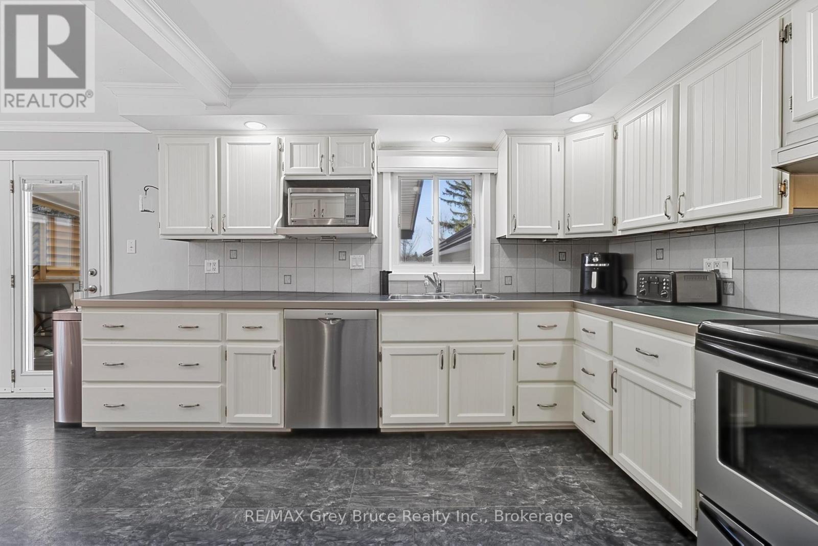 138 Main Street, Arran-Elderslie, Ontario  N0H 2N0 - Photo 14 - X12990284