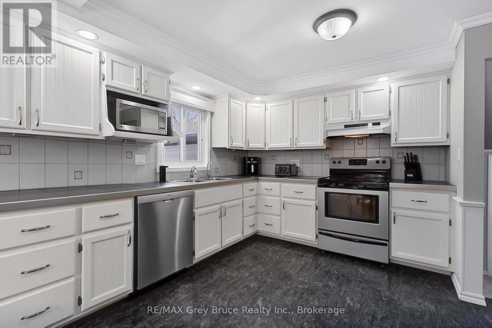 138 Main Street, Arran-Elderslie, Ontario  N0H 2N0 - Photo 16 - X12990284