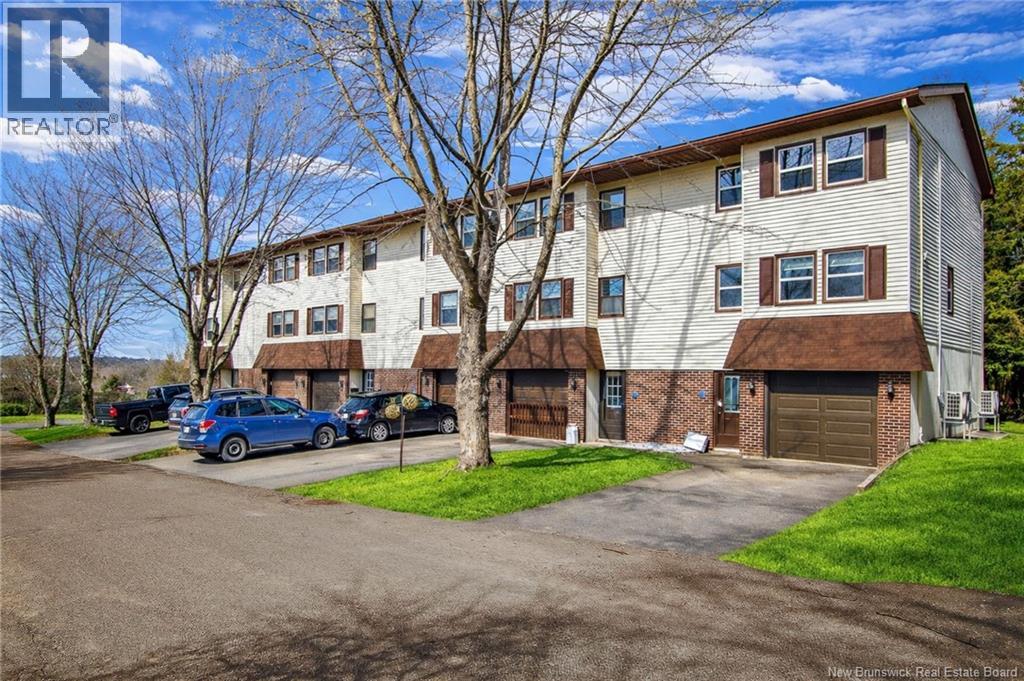 33 Hillsview Crescent, Rothesay, New Brunswick  E2E 3N4 - Photo 1 - NB136973