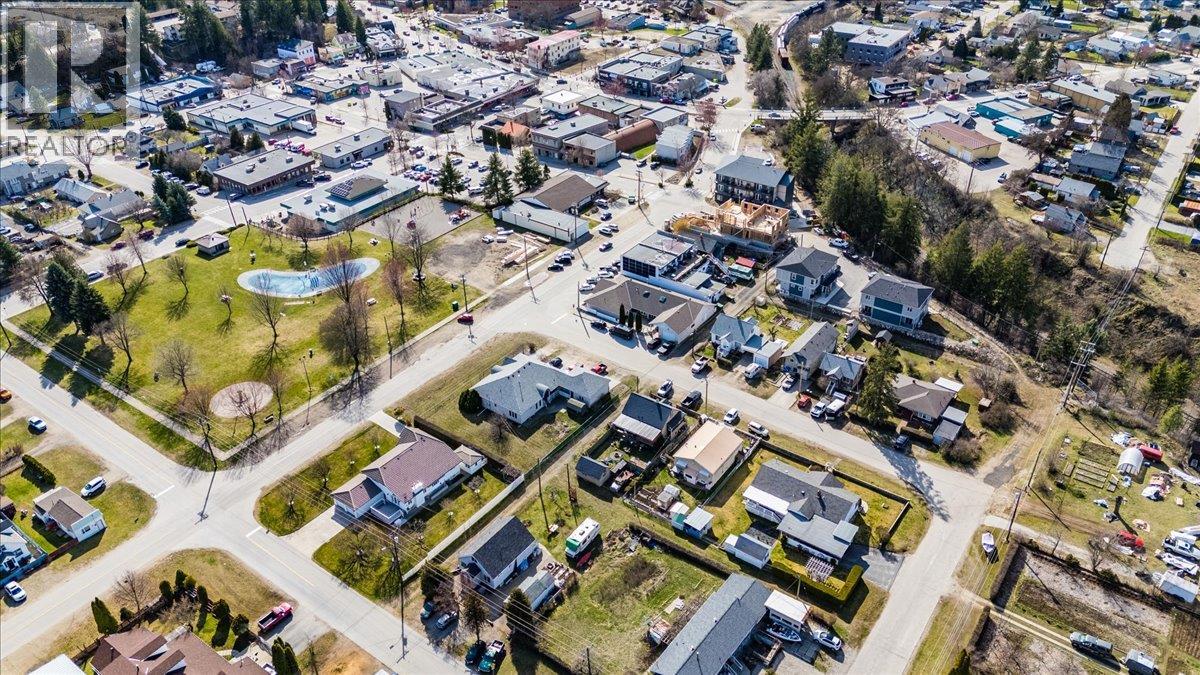 108 9th Avenue, Castlegar, British Columbia  V1N 1L5 - Photo 2 - 10381608