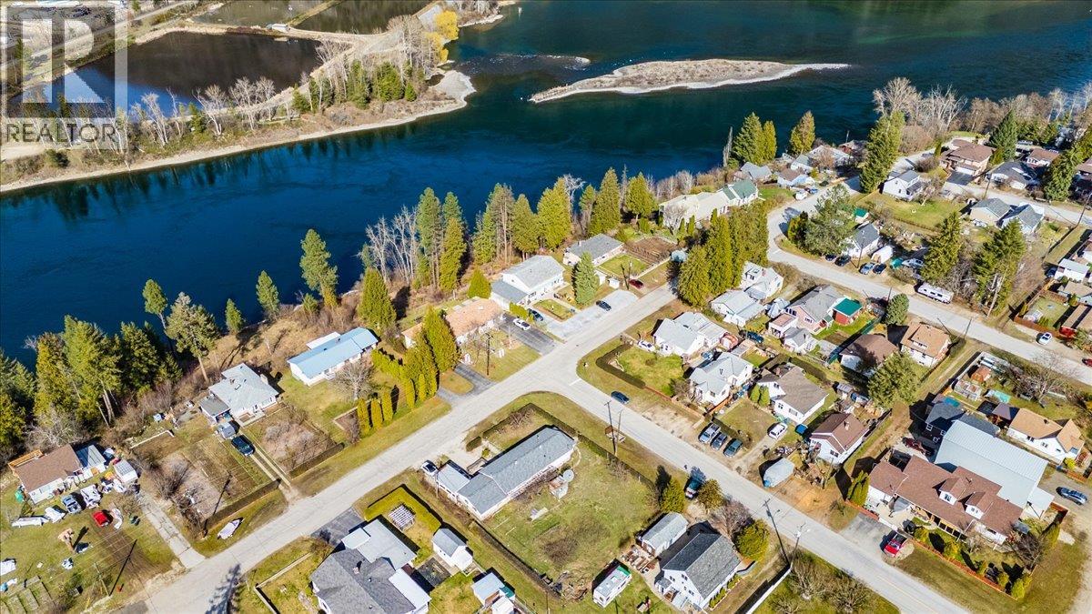 106 9th Avenue, Castlegar, British Columbia  V1N 1L5 - Photo 2 - 10381611