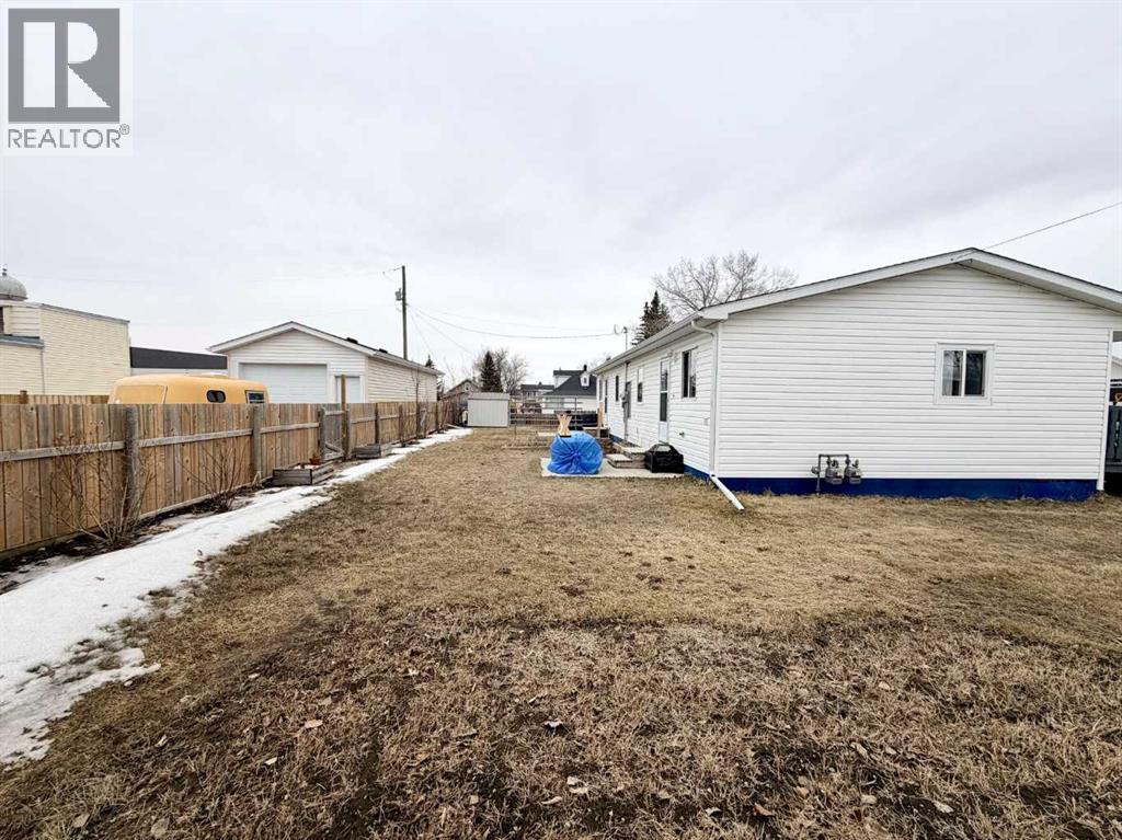 101 A & B 1 Avenue N, Linden, Alberta  T0M 1J0 - Photo 5 - A2300955